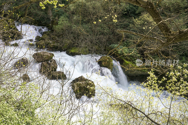 湍急的河水，Fontaine de voclouse，法国普罗旺斯